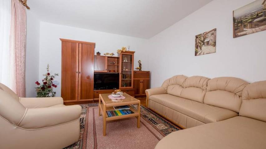 Ferienwohnung für 5 Personen, mit Pool und Terrasse, mit Haustier auf Rab