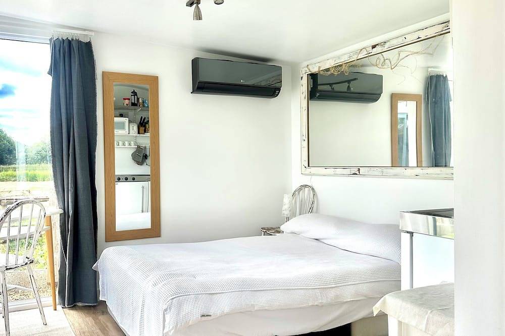 Cosy Studio with a field view in Ringwood, Hampshire