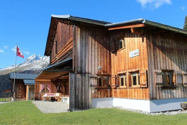 Ferienwohnung für 9 Personen, mit Terrasse und Ausblick in Waltensburg