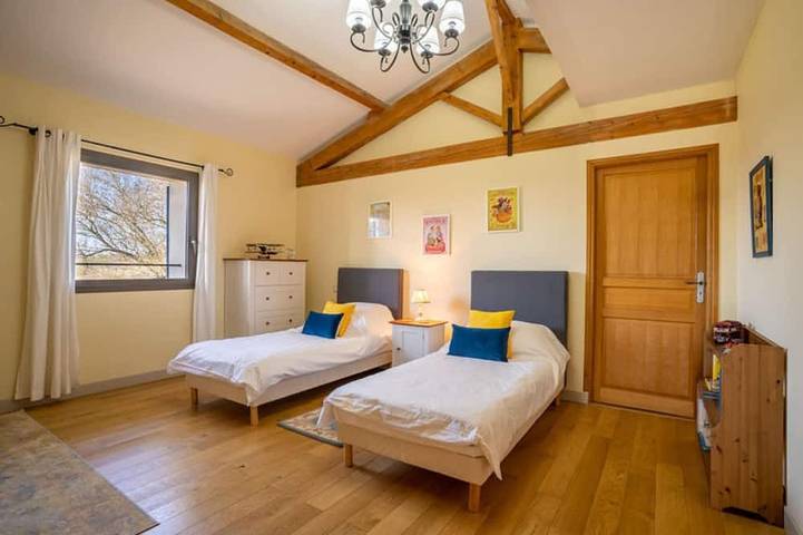 Location de vacances pour 14 personnes, avec terrasse et jacuzzi ainsi que jardin et piscine à Damiatte - 2