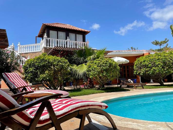 Casa rural para 13 personas, con Jacuzzi y Terraza además de Jardín y Piscina en Santiago del Teide