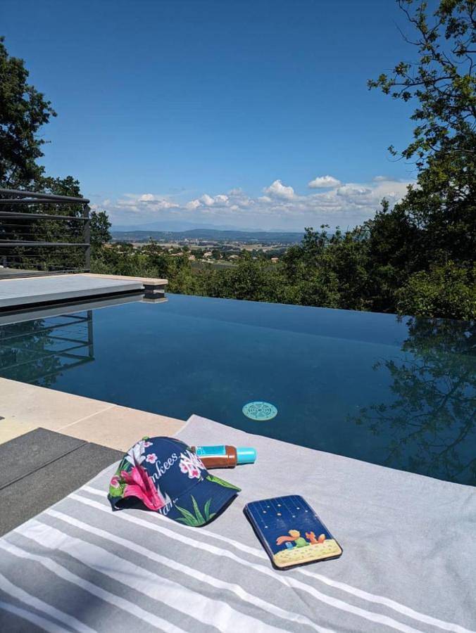 Ferielejlighed for 2 personer, med Terrasse og Have såvel som Pool og Søudsigt i Ardèche