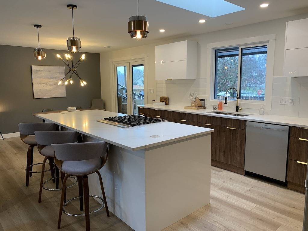 Diver Lake Dream- Entertainers kitchen, hot tub, large deck, fenced yard,gardens in Nanaimo, Regional District of Nanaimo