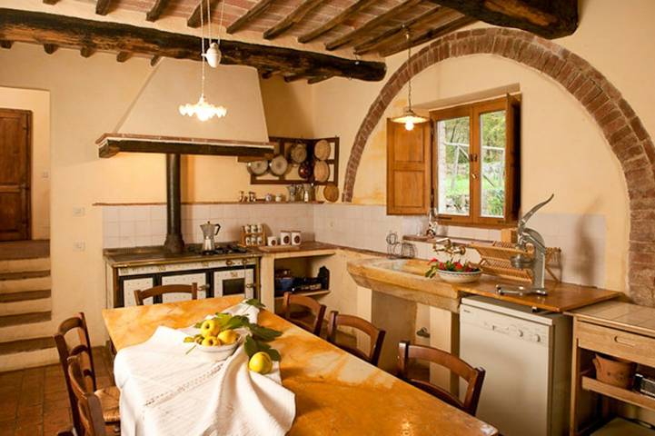 Haus auf mittelalterlicher Gerberei in der Nähe von Siena in Chiusdino, Siena Provinz