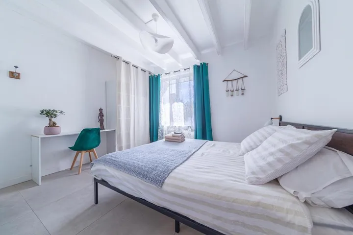 Alojamiento y desayuno para 2 personas, con terraza y jardín - 1