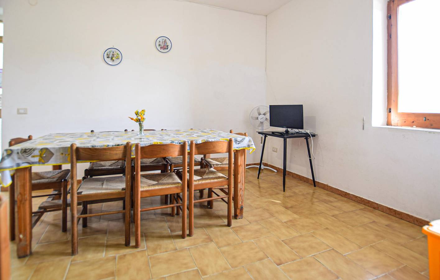 Apartamento vacacional entero, Encantador apartamento en planta alta con aparcamiento y WiFi, a 900 m de la playa. in Casal Velino, Cilento Coast