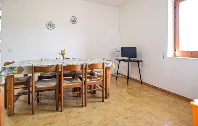 Ganze Ferienwohnung, Charmantes Apartment im Obergeschoss mit Parkplatz und WLAN, 900 m vom Strand entfernt in Casal Velino, Cilento Coast