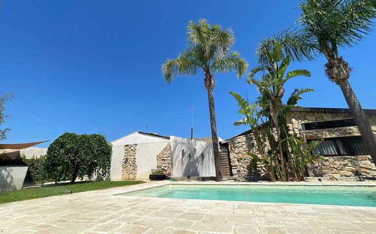 Casa vacanza per 3 persone, con piscina e panorama nonché giardino a Floridia