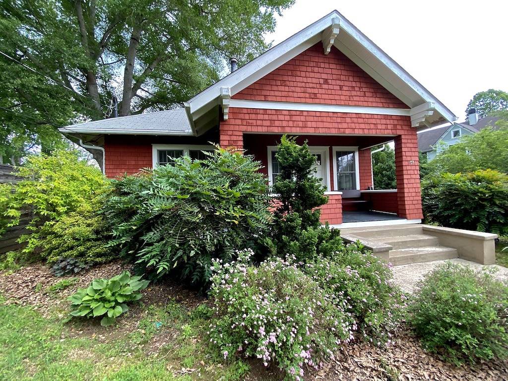 Deluxe Downtown Bungalow - fenced in yard, pet friendly. in Brevard, Transylvania County