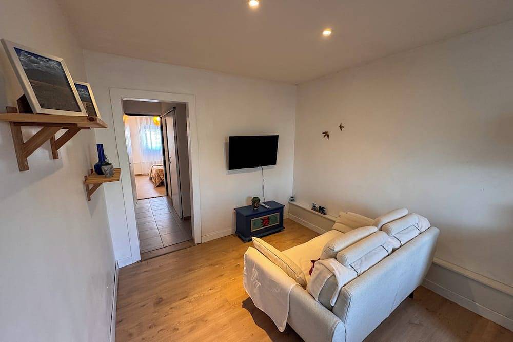 Entire apartment, Apartment La Petite Bleu in Pessac, Bordeaux region