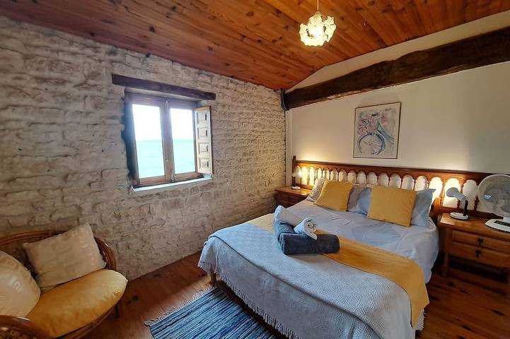Gîte pour 4 personnes, avec piscine et jardin à Saint-Pierre-de-Juillers - 2