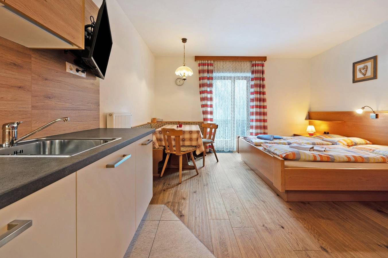 Ganzes Studio, Einzimmerapartment "Heiserhof - Holunder" mit Bergblick, Balkon & Wi-Fi in Mittertal (Ratschings), Ratschings