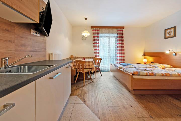 Ganzes Studio, Einzimmerapartment "Heiserhof - Holunder" mit Bergblick, Balkon & Wi-Fi in Mittertal (Ratschings), Ratschings