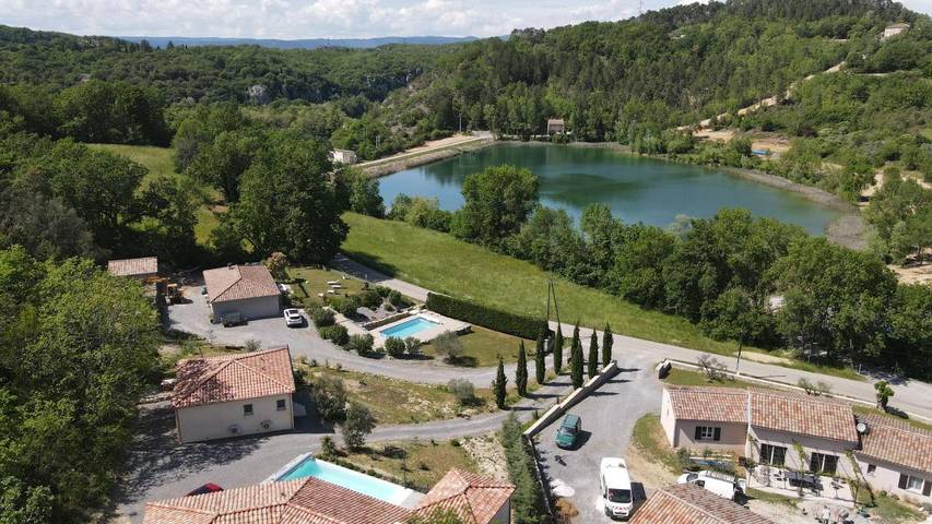 Ferienhaus für 6 Personen, mit Terrasse und Garten sowie Pool und Ausblick in Berrias-et-Casteljau