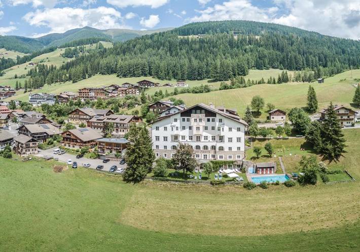 Hotel, mit Terrasse und Whirlpool sowie Garten und Pool im Drei Zinnen
