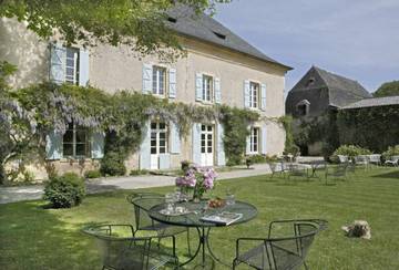 Hôtel pour 3 personnes, avec piscine et jardin ainsi que terrasse et vue, animaux acceptés à Condat-sur-Vézère