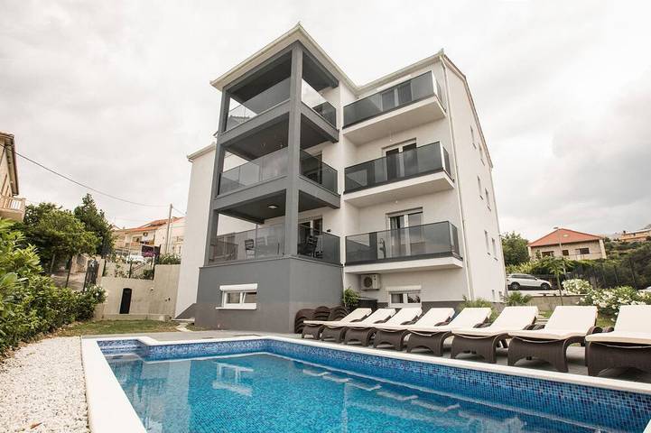 Ferienwohnung für 6 Personen, mit Garten und Balkon in Podstrana