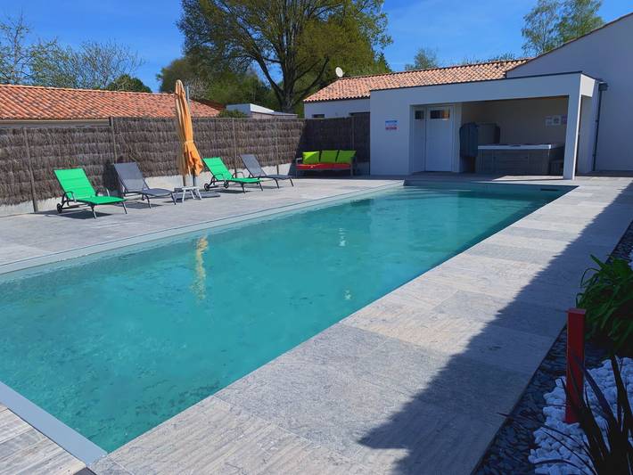 Gîte pour 6 personnes, avec Jacuzzi et Terrasse ainsi que Jardin et Piscine à La Garnache