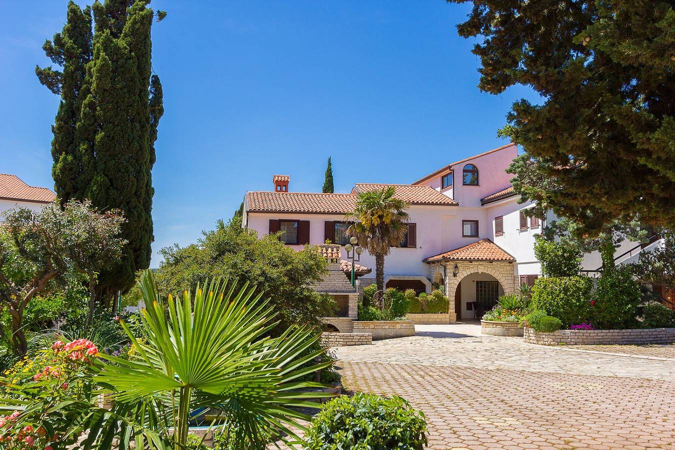 Ganze Wohnung, 800 Meter zum Sandstrand mit Pool, Klima, Balkon, Grill in Medulin Stadt, Medulin