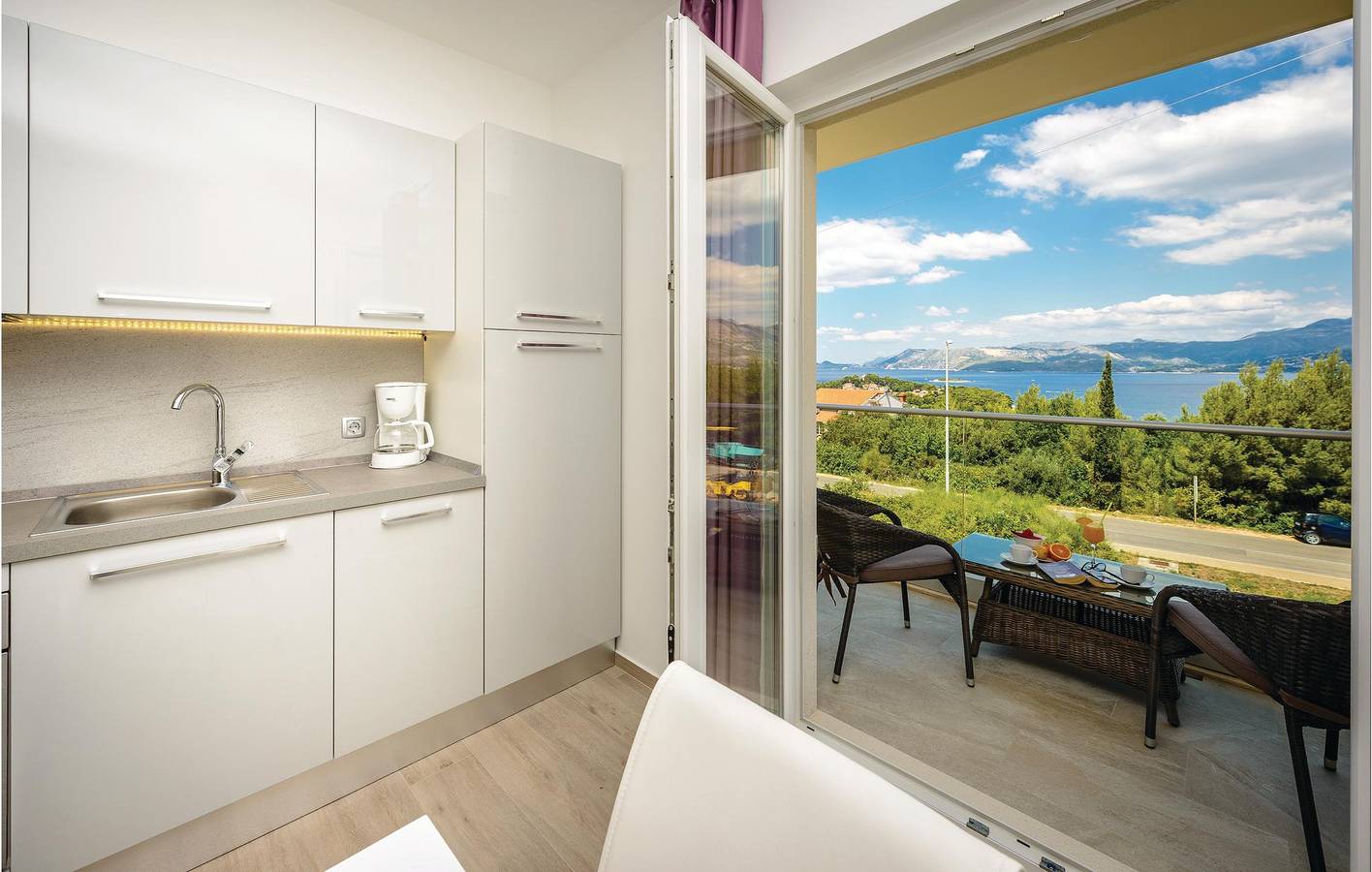 Entire holiday apartment, Cozy Sea View Apartment with Terrace & Parking, 800m to Beach in Cavtat, Cavtat (Dalmatia)