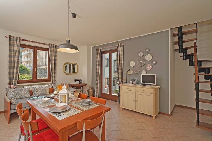 Appartement entier, Appartement de vacances "Torri Centro" lumineux et central in Torri del Benaco, Montagnes autour du lac de Garde