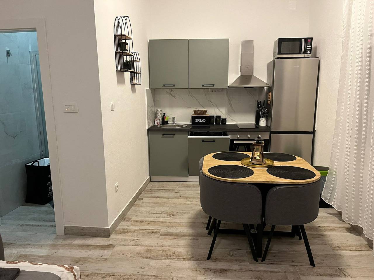 Ganze Wohnung, 1-Zimmer-Ferienwohnung mit Terrasse und Meerblick Slatine, Ciovo A-9433-e in Ciovo