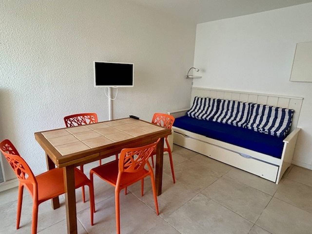Appartement entier, Appartement T2 à Royan, 4 pers., proche plage et commerces, parking, balcon, confortable et équipé in Pontaillac, Royan