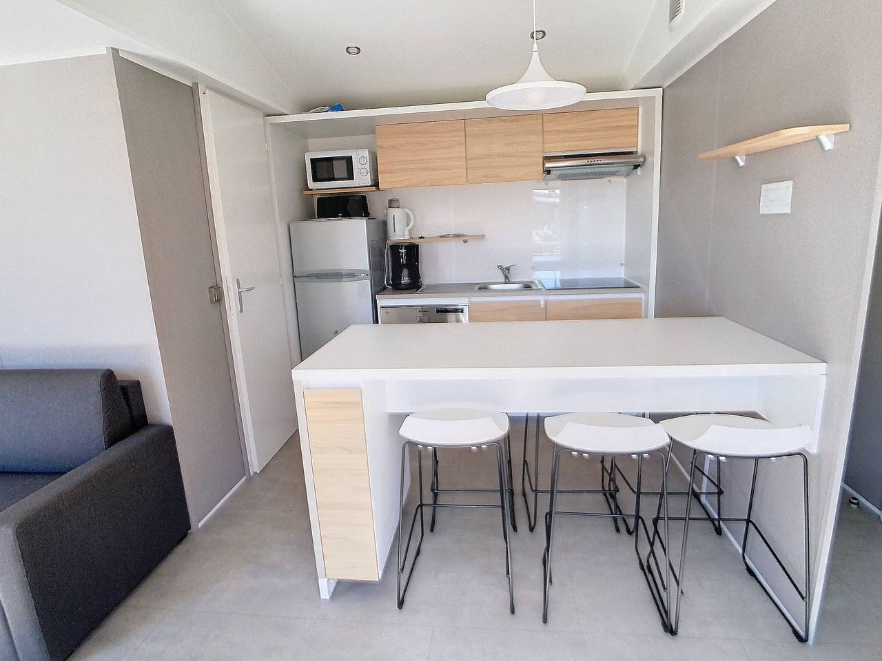 Mobil-home Grand Confort à 200m de la plage avec piscine chauffée, 4 pers, terrasse, parking in Jullouville, Côte de la Déroute