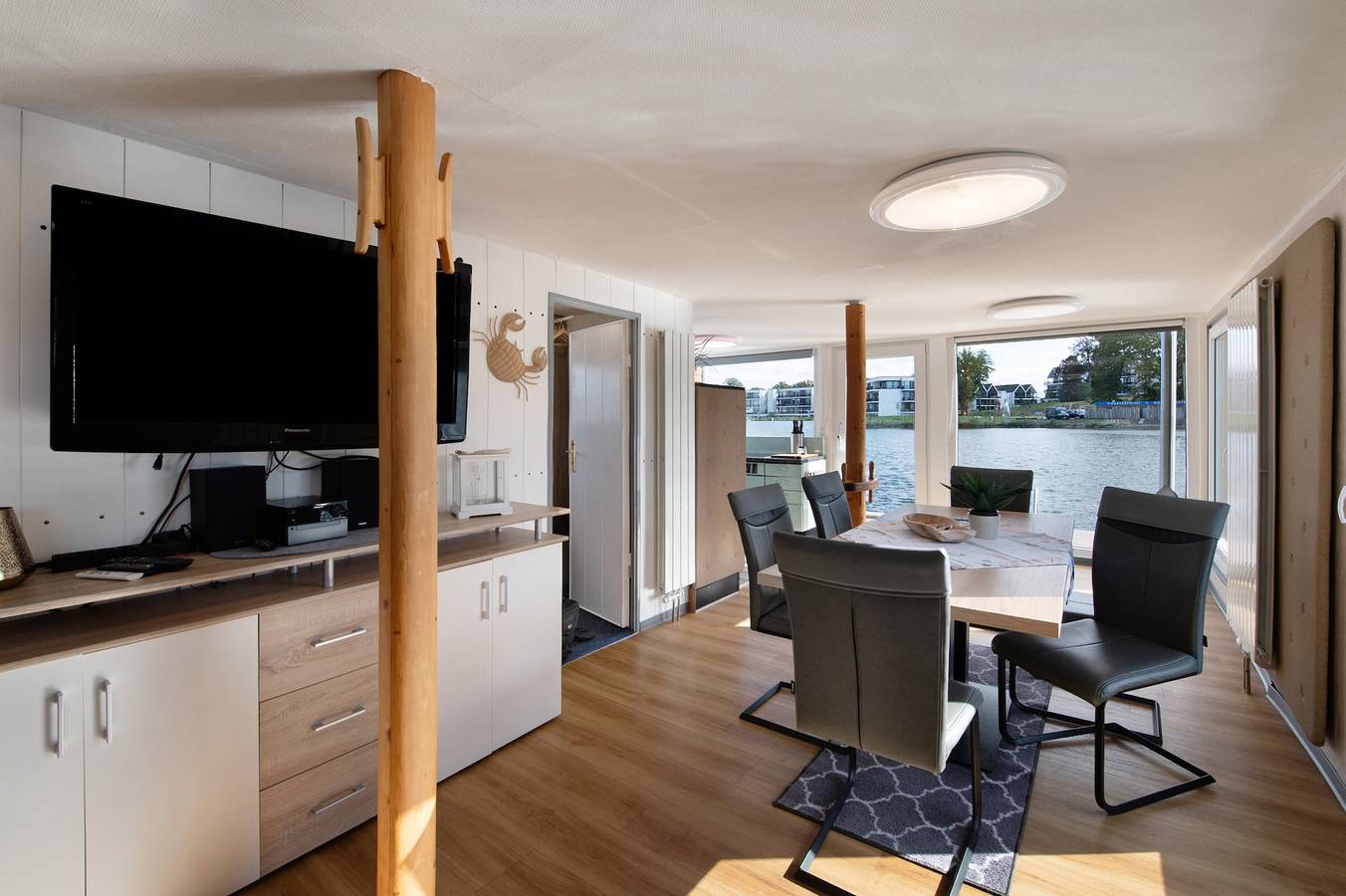 The House Boat 'Fritze Bollmann ' with Lake View, Private Terrace and Wi-Fi in Waren (Müritz), Müritz