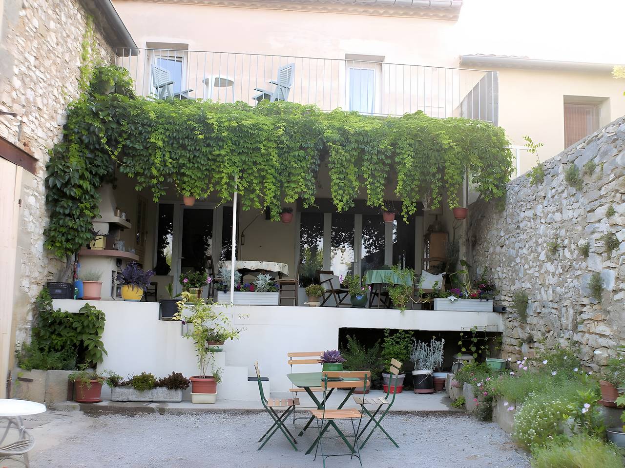 Chambre d'hôtes 'Printemps' avec terrasse partagée, jardin privé et Wi-Fi in Salinelles, Région de Nîmes
