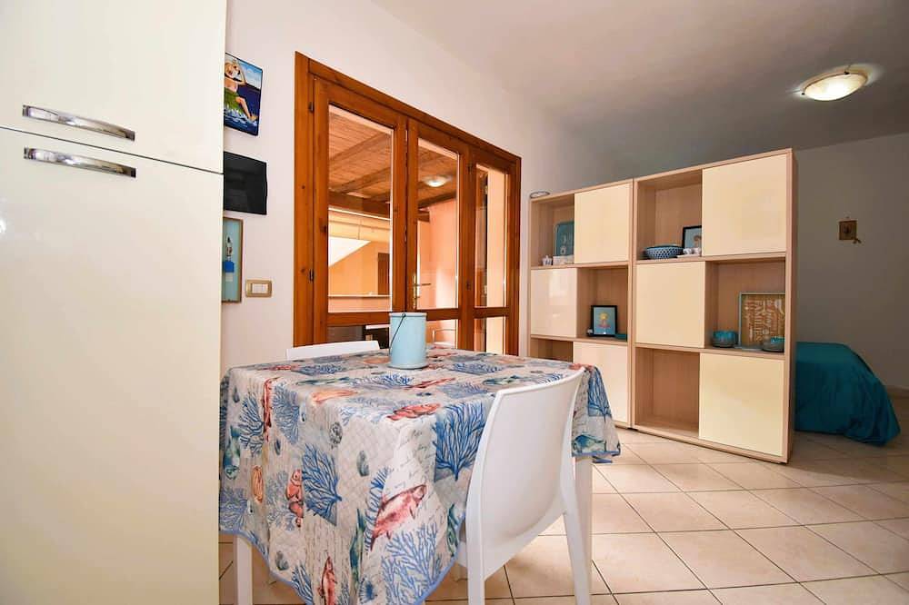 Appartamento intero, Monolocale ben rifinito con A/C wifi e veranda in Rena Majore, Gallura