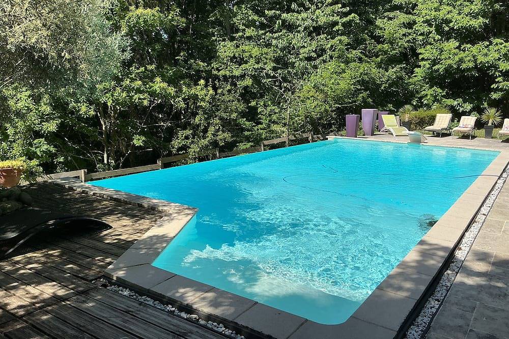 A charming vacation rental nestled in a lush green setting 🌺 Pets welcome🐶 in Eauze, Gers