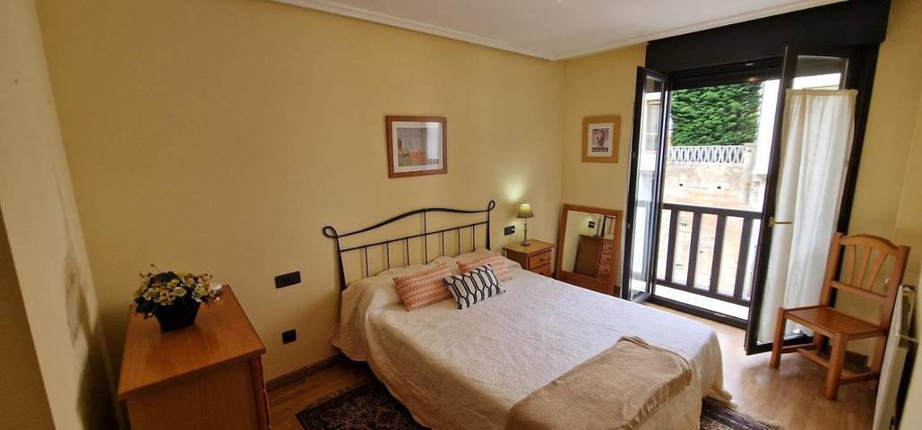 Apartamento para 4 personas, con vistas además de jardín y piscina, Se admiten mascotas en Colunga