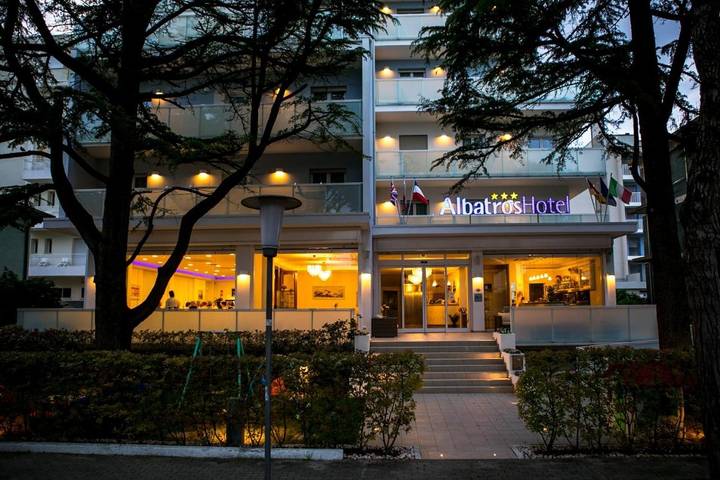 Hotel voor 2 personen, with zwembad and uitzicht as well as tuin in Jesolo