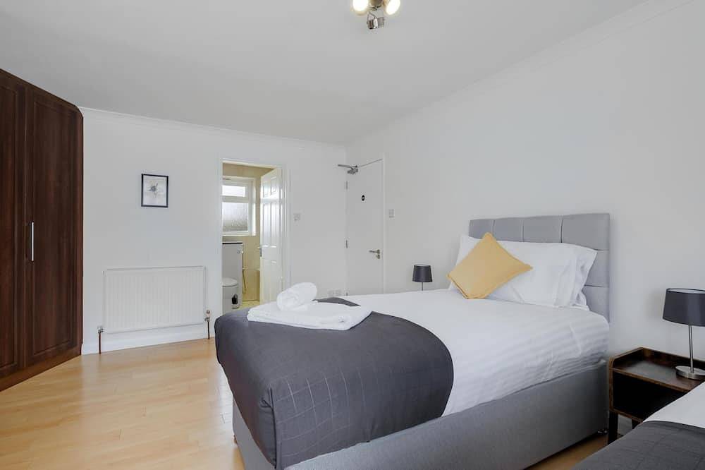 Heathrow Living St Annes Serviced House 5 bedrooms 3 bath in Spelthorne, Colne Valley Park