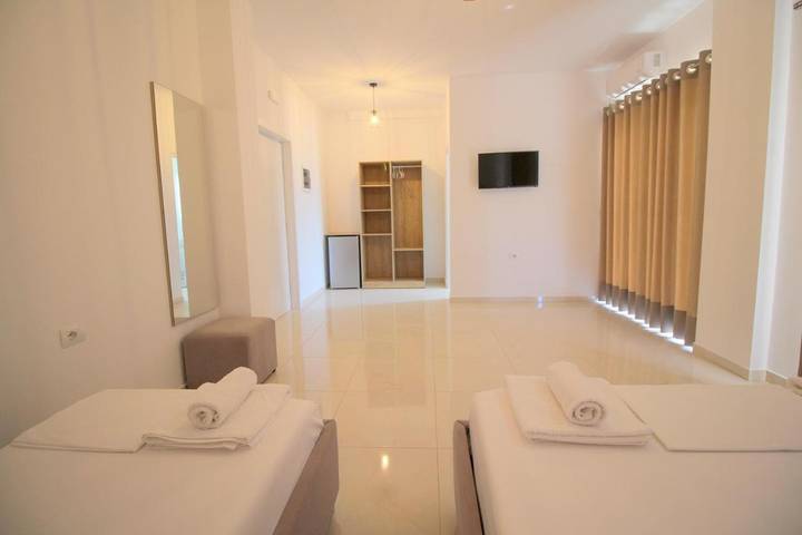 Hôtel pour 4 personnes, avec terrasse ainsi que jardin et vue dans Ksamil - 4