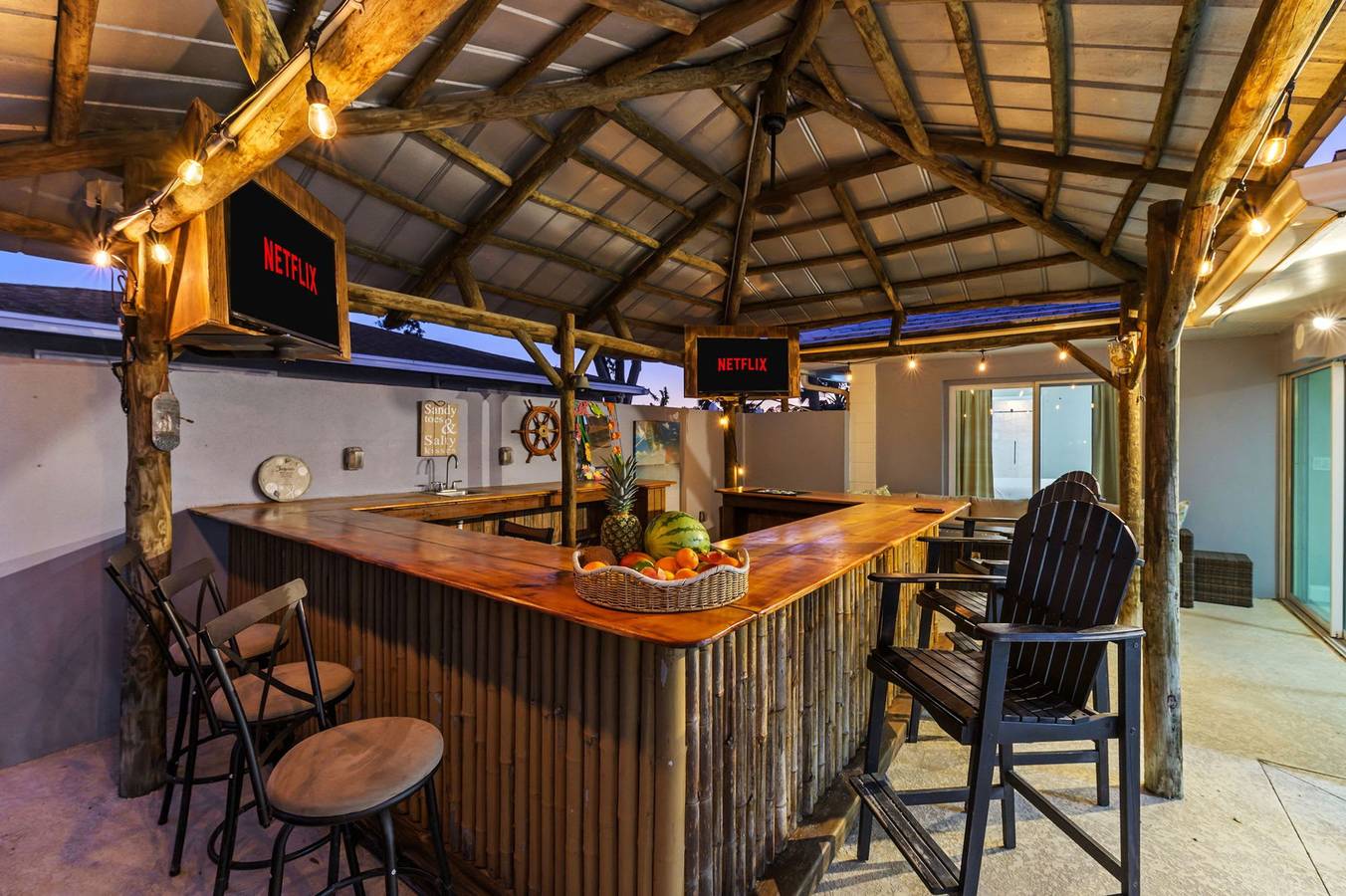 Sleeps 8  Tiki Bar Pool Hot Tub Fire Pit in Tampa Bay