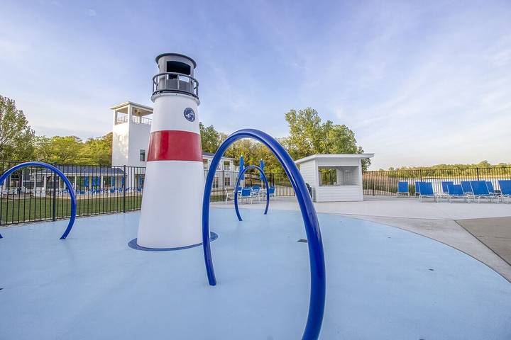 Vacation rental for 17 people, with pool and balcony in Michigan City