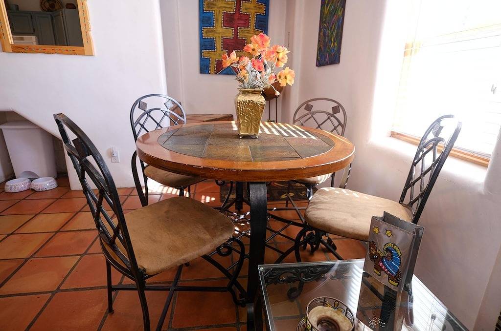 Zweistöckige Casita, Balkon, 5 Schlafplätze, abseits der Plaza in Santa Fe, Santa Fe County