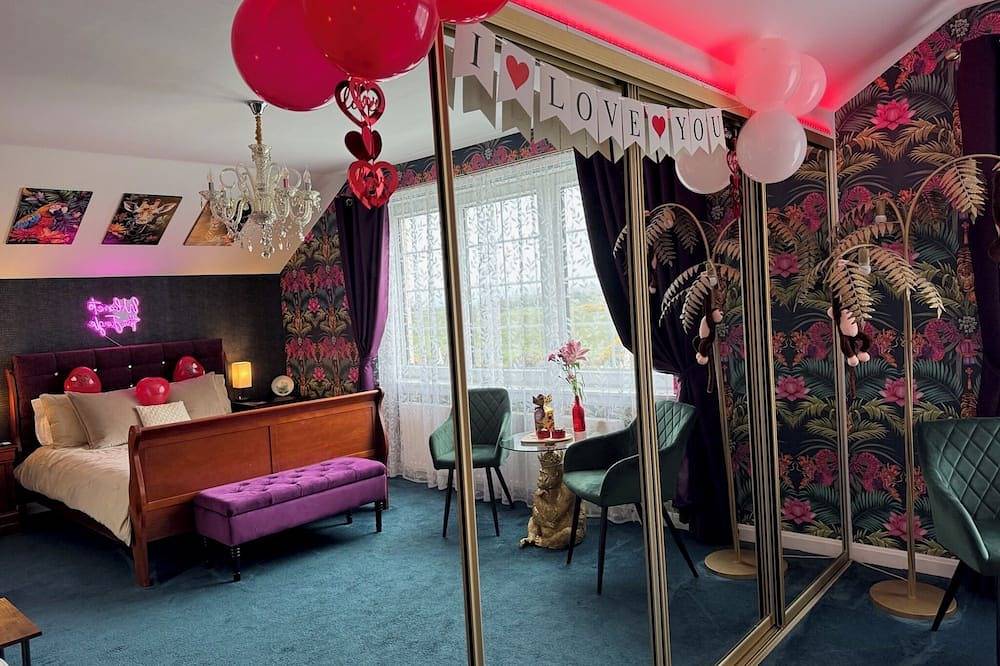 Entire apartment, Loch Lomond Villa The Jungle Room with a Private Hot Tub in Loch Lomond, Stirling region