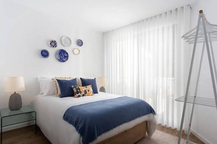 Apartamento entero, Stupendo-2Br- Patio, Refresh Pond-A/C-Center in São João (Lisboa), Penha de França