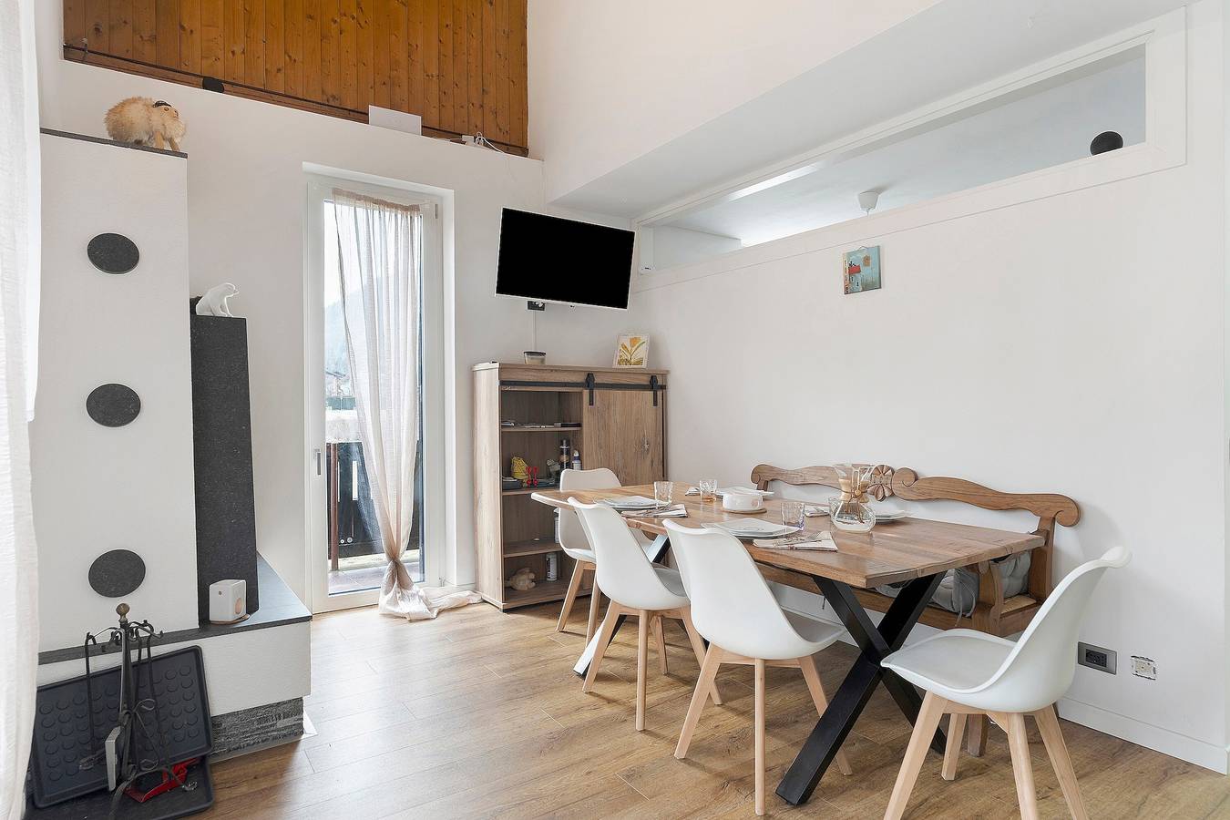 Entire apartment, Railway Loft Dimaro: Spacious Retreat for Families and Groups up to 8 Guests in Monclassico, Dimaro Folgarida