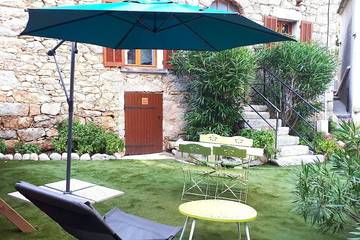 Gîte pour 3 personnes, avec terrasse à Isolaccio-di-Fiumorbo