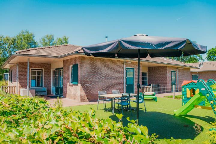 Bungalow voor 6 personen, with tuin and kinderzwembad as well as zwembad and terras, kindvriendelijk in Voorthuizen