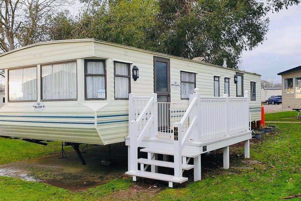 Static Caravan Sleeps 8 with Indoor Pool in Clacton-on-Sea, Essex