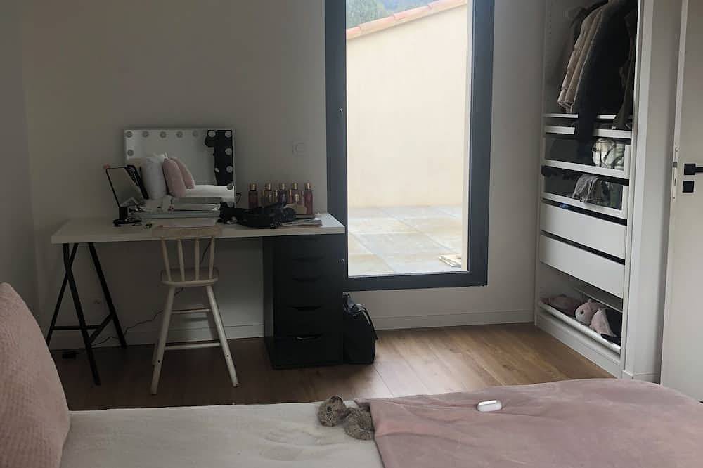 Le Beausset contemporary villa 140 m2 in the countryside with swimming pool. Beaches 8km away. in Le Beausset, Toulon Region