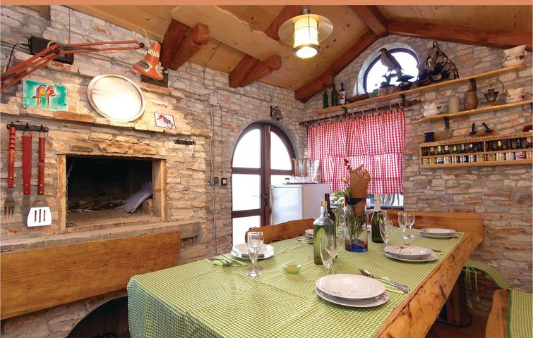 Ganze Ferienwohnung, Charmante Ferienwohnung mit Terrasse in der Nähe des Stadtzentrums von Sisan und des Strandes in Sisan, Südküste Istrien