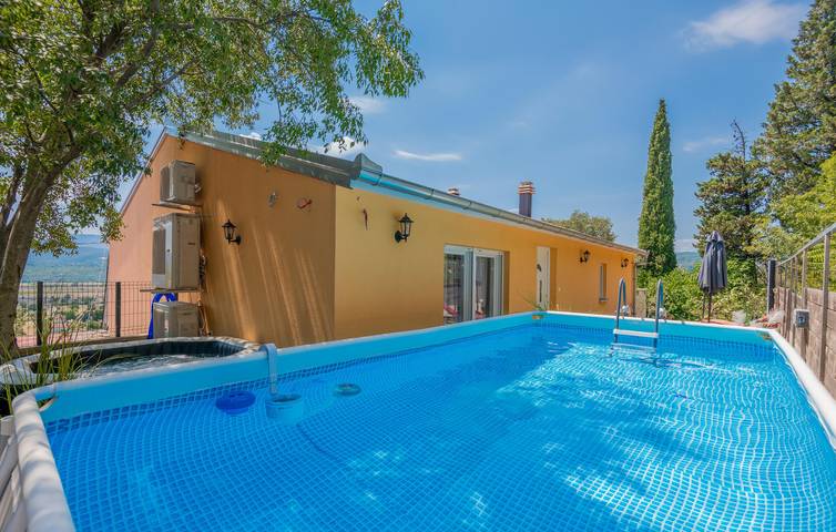 Geräumige 250 m² große Wohnung mit Terrasse, Pool und Parkplatz in der Nähe des Flusses Ričina in Imotski, Makarska Riviera