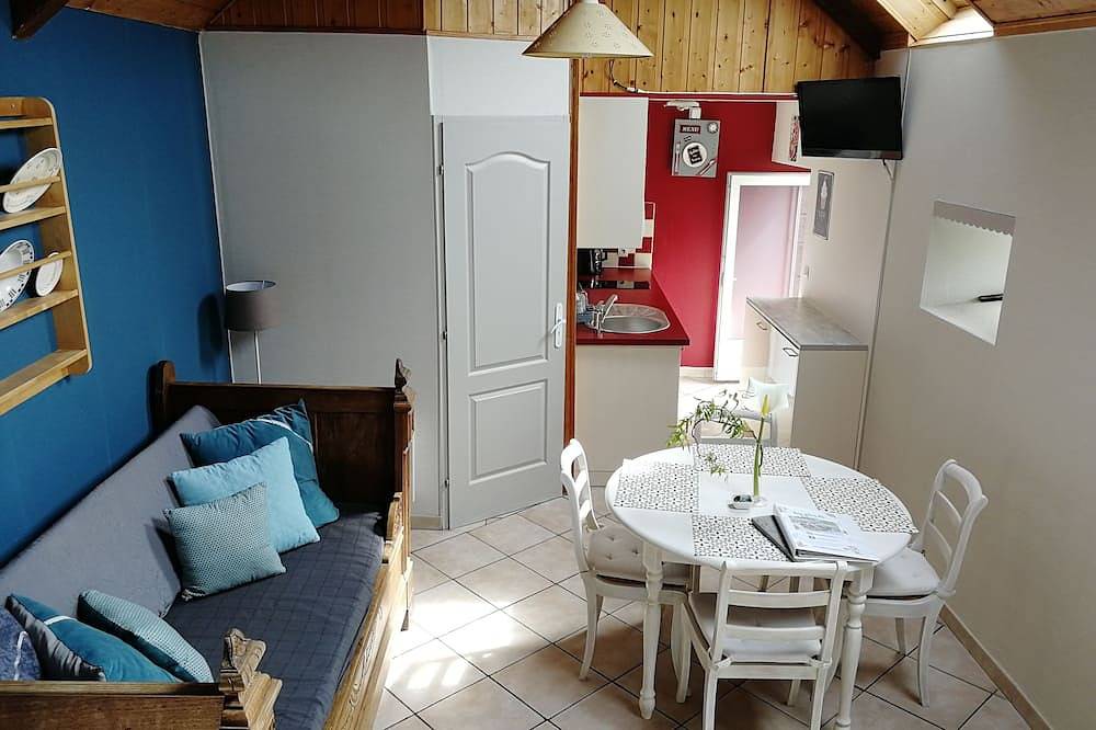 Frehel: Petite longère de granite rose, nommée \"La cabane à bois\" in Fréhel, Région de Dinan