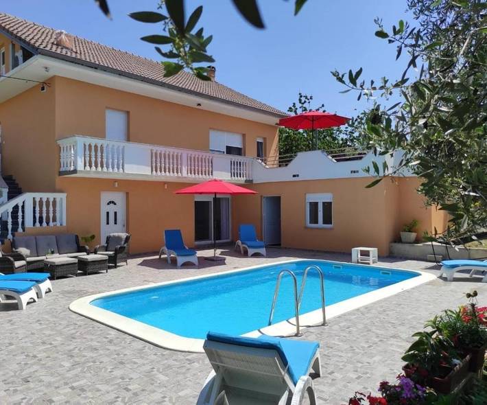 Ferienwohnung für 6 Personen, mit Garten und Ausblick sowie Pool